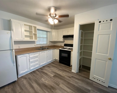 425 Wanda Way - Photo Thumbnail 1