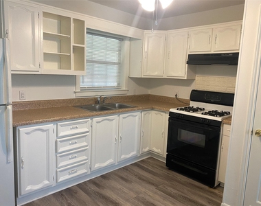 425 Wanda Way - Photo Thumbnail 2
