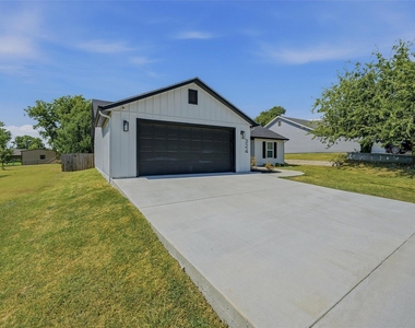 324 Hillcroft Road - Photo Thumbnail 1