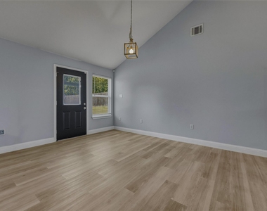 324 Hillcroft Road - Photo Thumbnail 2