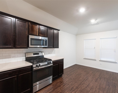 905 Silverbell Street - Photo Thumbnail 7