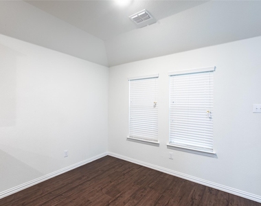 905 Silverbell Street - Photo Thumbnail 8