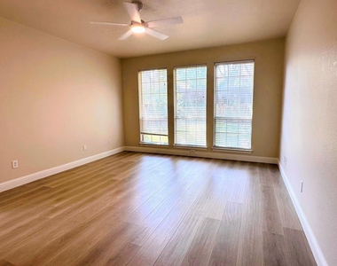 8813 Arbor Creek Lane - Photo Thumbnail 10