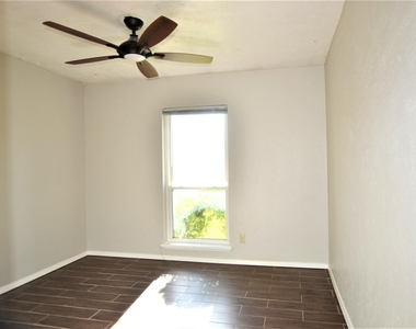 114 W Way Drive - Photo Thumbnail 5