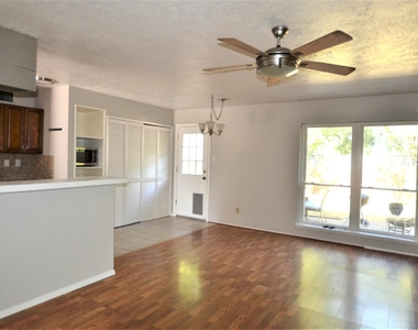 114 W Way Drive - Photo Thumbnail 7
