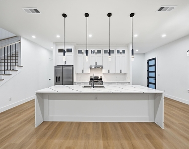 310 E 7th Street - Photo Thumbnail 12