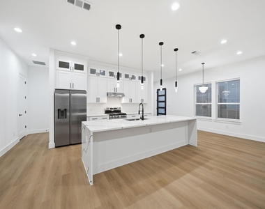 310 E 7th Street - Photo Thumbnail 11