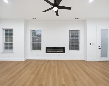 310 E 7th Street - Photo Thumbnail 14