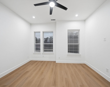 310 E 7th Street - Photo Thumbnail 21
