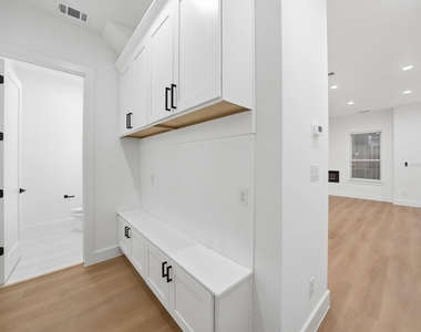 310 E 7th Street - Photo Thumbnail 7