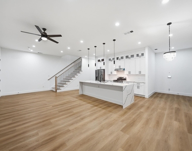 310 E 7th Street - Photo Thumbnail 13