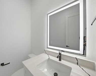 310 E 7th Street - Photo Thumbnail 8