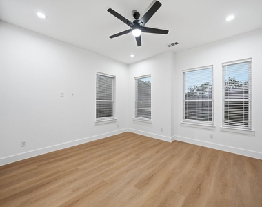 310 E 7th Street - Photo Thumbnail 19