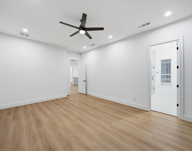 310 E 7th Street - Photo Thumbnail 22