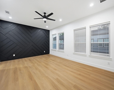 310 E 7th Street - Photo Thumbnail 15
