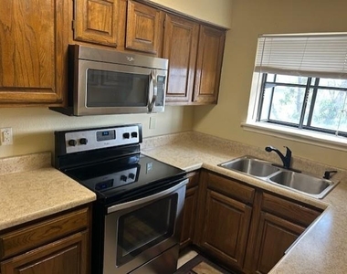 821 W Harwood Road - Photo Thumbnail 4