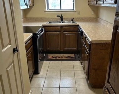 821 W Harwood Road - Photo Thumbnail 5