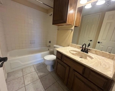 821 W Harwood Road - Photo Thumbnail 9