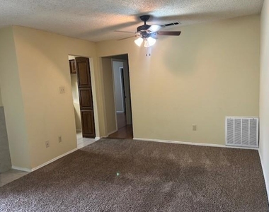 821 W Harwood Road - Photo Thumbnail 3