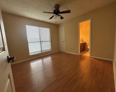 821 W Harwood Road - Photo Thumbnail 10