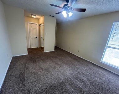 821 W Harwood Road - Photo Thumbnail 7