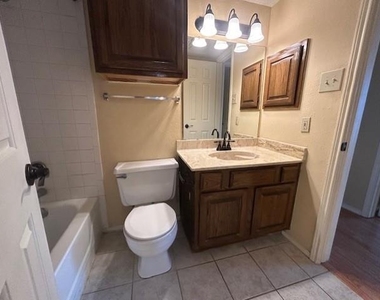 821 W Harwood Road - Photo Thumbnail 8