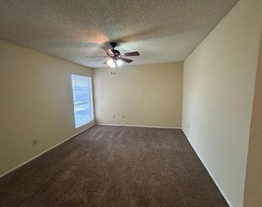 821 W Harwood Road - Photo Thumbnail 6