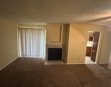 821 W Harwood Road - Photo Thumbnail 2