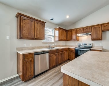 1105 Cottonwood Drive - Photo Thumbnail 3