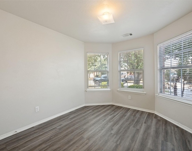 1105 Cottonwood Drive - Photo Thumbnail 7