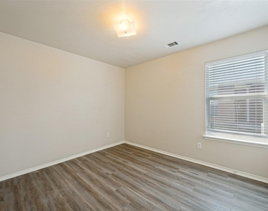 1105 Cottonwood Drive - Photo Thumbnail 6
