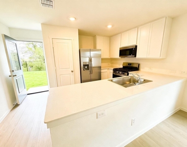 3156 Campeiro Avenue - Photo Thumbnail 4