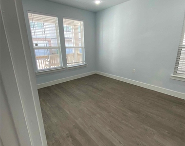 203 S Village Way - Photo Thumbnail 2