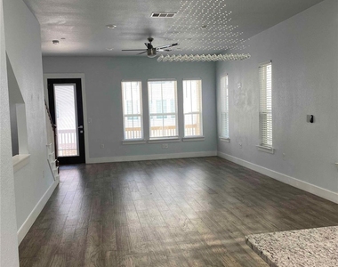 203 S Village Way - Photo Thumbnail 11