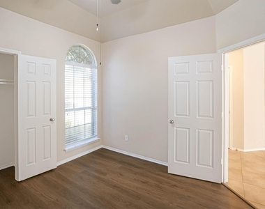 2508 Lakeshore Drive - Photo Thumbnail 7