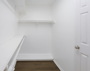 2508 Lakeshore Drive - Photo Thumbnail 24