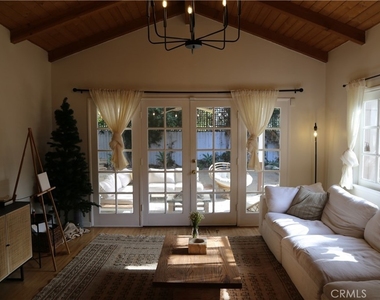 5724 Rhodes Avenue - Photo Thumbnail 1