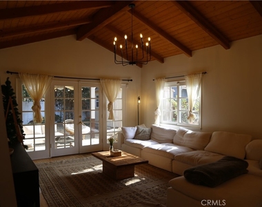 5724 Rhodes Avenue - Photo Thumbnail 3