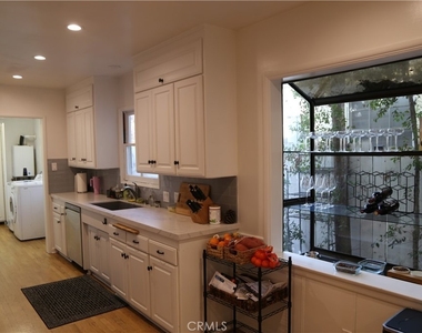 5724 Rhodes Avenue - Photo Thumbnail 6