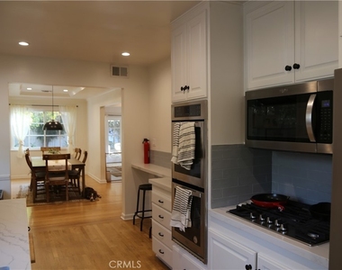 5724 Rhodes Avenue - Photo Thumbnail 7