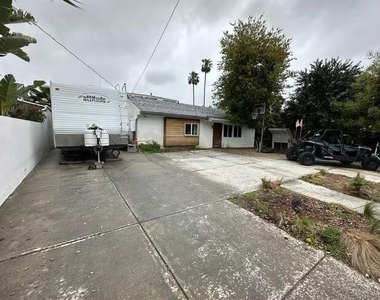 4909 Gaviota Avenue - Photo Thumbnail 2
