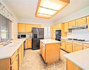 42205 Round Hill Drive - Photo Thumbnail 15
