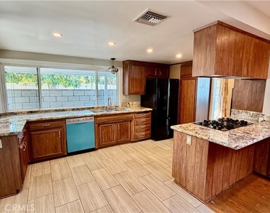 7843 Woodlake Avenue - Photo Thumbnail 7