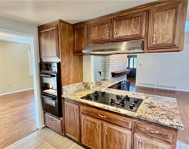 7843 Woodlake Avenue - Photo Thumbnail 9