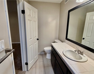7843 Woodlake Avenue - Photo Thumbnail 22
