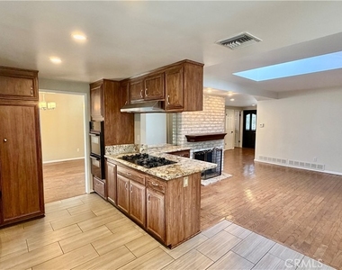 7843 Woodlake Avenue - Photo Thumbnail 10