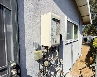 7843 Woodlake Avenue - Photo Thumbnail 30