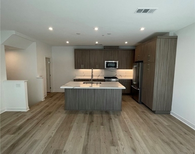 1230 W Bushell - Photo Thumbnail 4