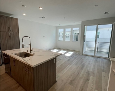 1230 W Bushell - Photo Thumbnail 3