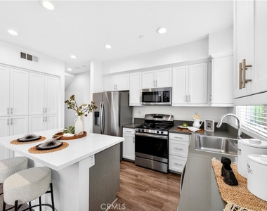 156 N Orange - Photo Thumbnail 13